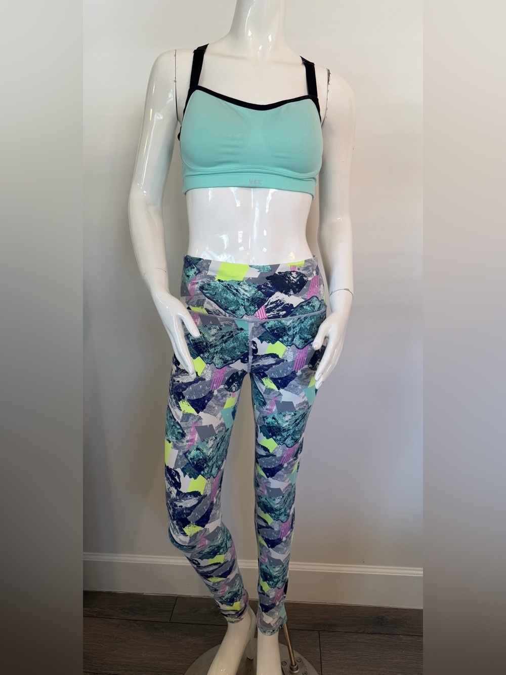 Victoria's Secret VSX Sport Knockout Gray Purple Geometric Womens Medium Set